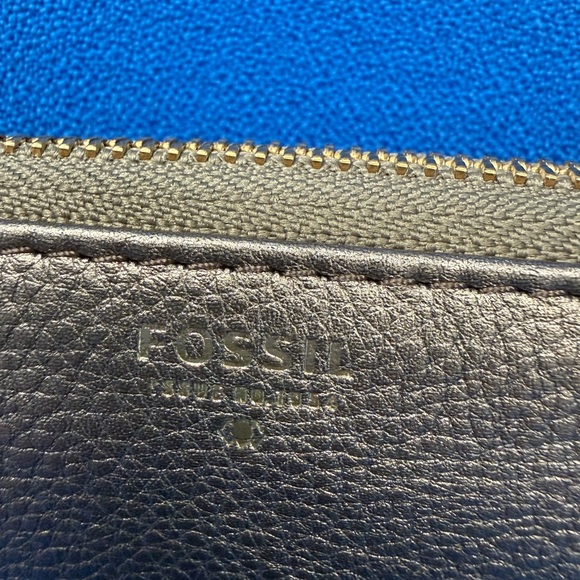 Fossil Metallic Gold Wallet Like New - Picture 3 of 8